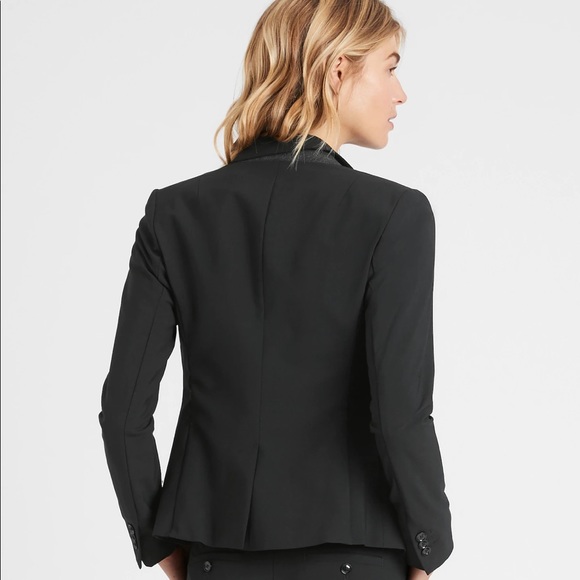 Banana Republic petite classic-Fit washable Italian wool-blend blazer - Picture 2 of 4